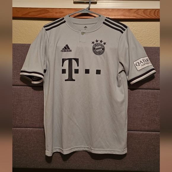 Bayern Munich Away Kit Youth XL - Picture 2 of 3